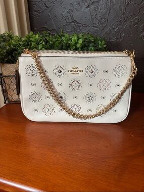 Coach Nolita 22 Cut out Tea Rose Stud Accent Gold Chain EUC
